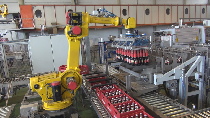 Robotic repackaging line of multipacks at Athenian Brewery